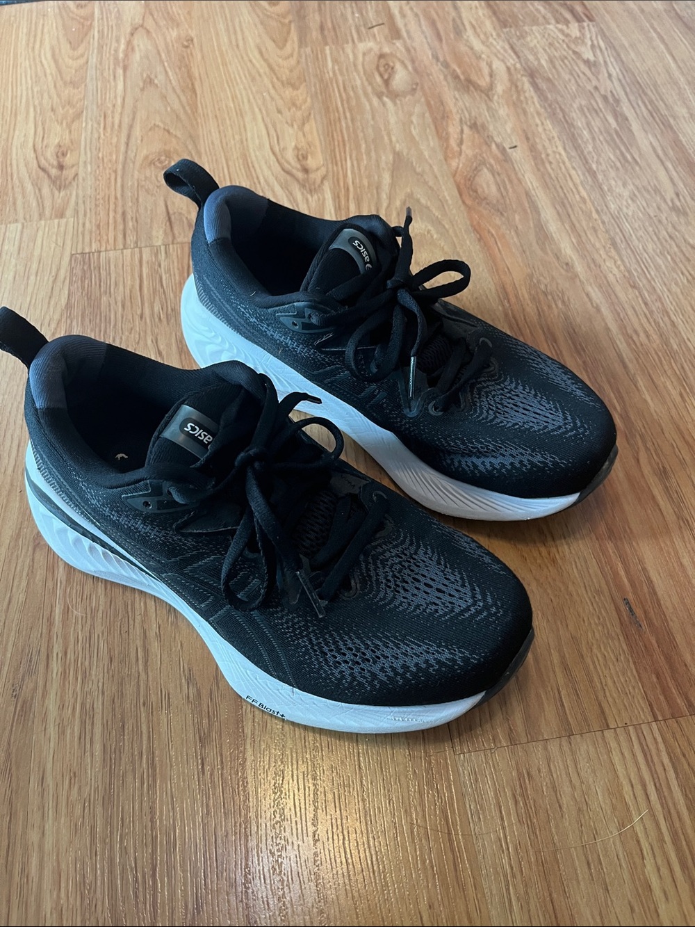ASICS womens Gel-Cumulus 25 Size 8 Black and White Running shoes
